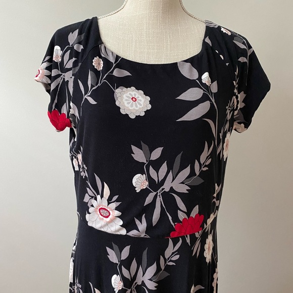 Dark Floral Short Sleeve Dress - Picture 2 of 9
